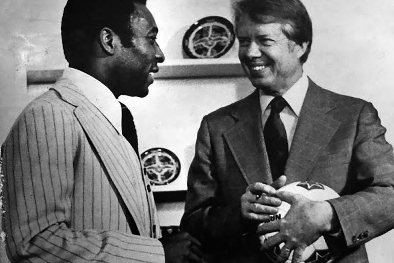 O então presidente dos EUA, Jimmy Carter, recebe uma bola de Pelé na Casa Branca