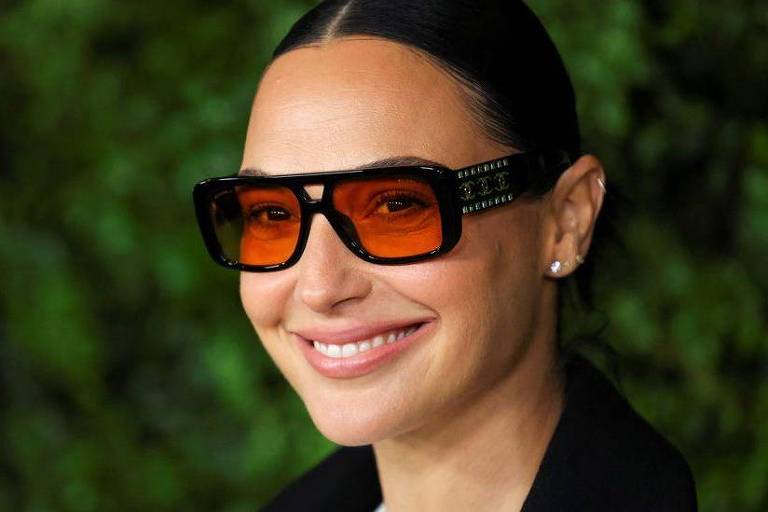 Gal Gadot sorrindo e usando óculos de grife ao chegar ao almoço das mulheres da Academia no Academy Museum of Motion Pictures， em Los Angeles， em 10 de dezembro de 2024
