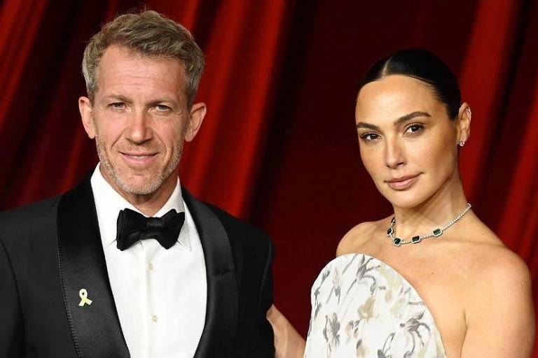 Gadot com Jaron Varsano em um vestido formal no Fourth Annual Academy Museum Gala no Academy Museum of Motion Pictures em 19 de outubro de 2024 em Los Angeles
