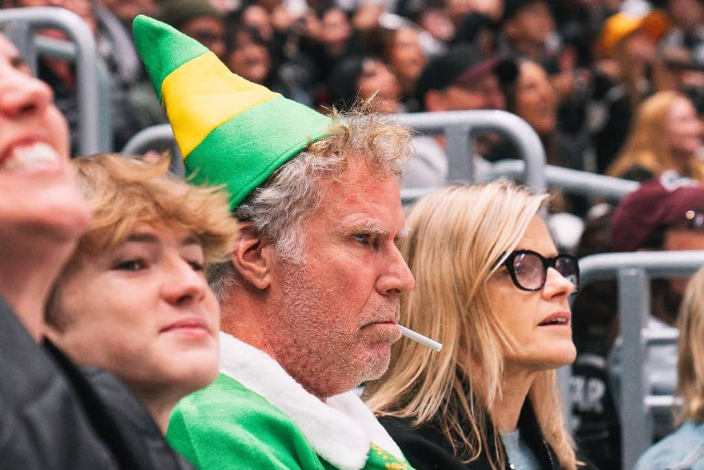 Will Ferrell aparece fantasiado de 'Um Duende em Nova York' com cigarro na boca em jogo de hóquei