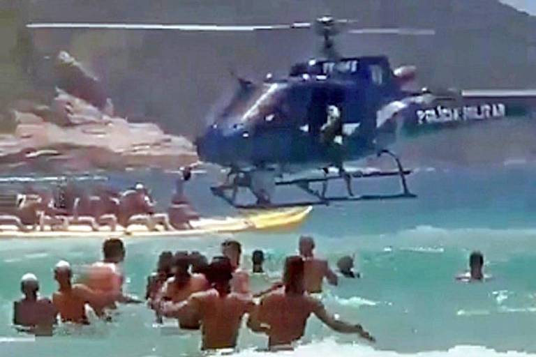 Policial em helicóptero deixa fuzil cair no mar no RJ e banhista devolve; vídeo