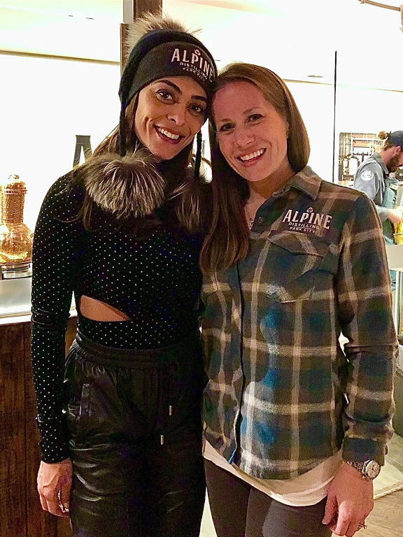 A atriz brasileira Juliana Paes， à esq.， ao lado de Sara Sergent， dona da Alpine， bar e destilaria em Park City， no estado de Utah