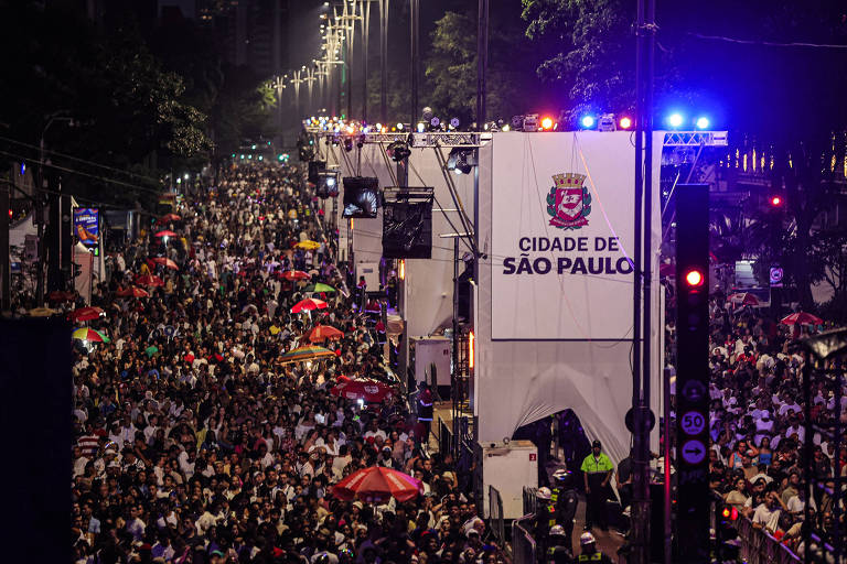 Movimentação durante os shows de Réveillon na Avenida Paulista em 2025