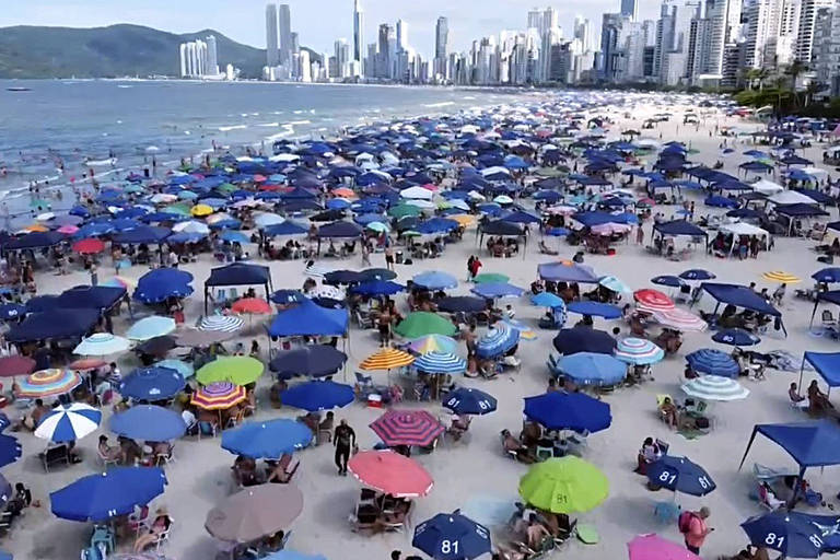 Embalados pelo hit 'Descer para BC', turistas vão para Réveillon de Balneário Camboriú na espera de agito