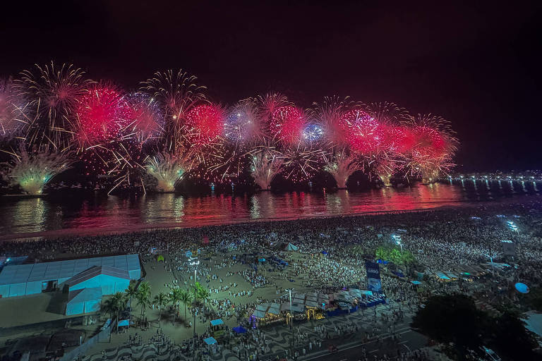 Queimas de fogos marcam chegada de 2025 pelo Brasil