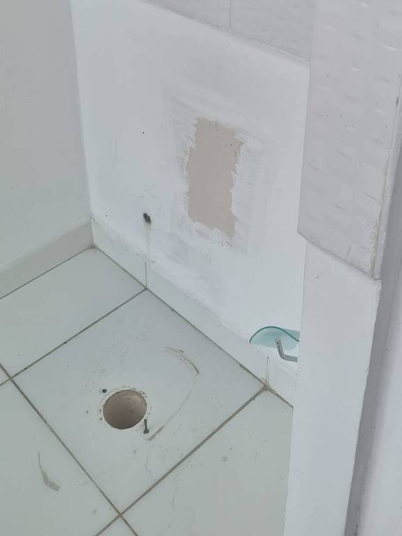 Espaço em que ficava o vaso sanitário no gabinete de Janaína Lima (PP)