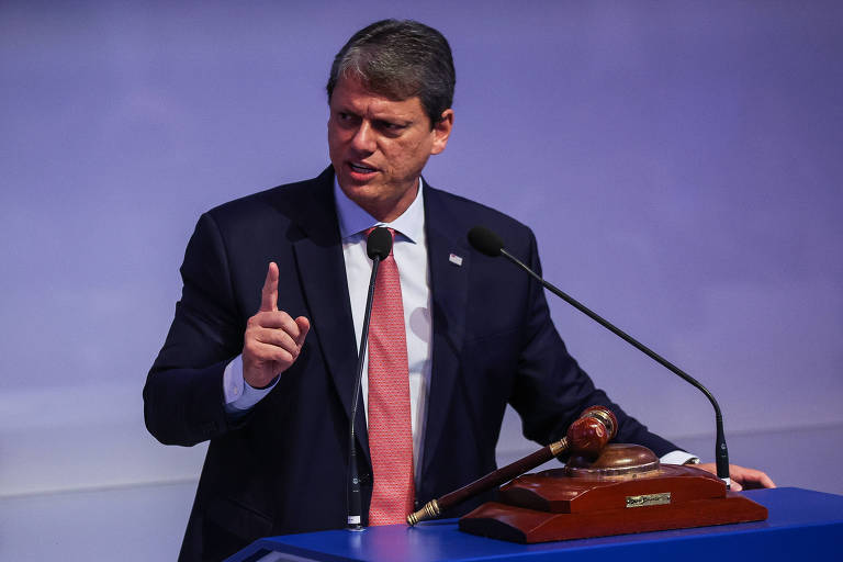 O governador Tarcísio de Freitas durante o leilão da Nova Raposo, realizado na B3