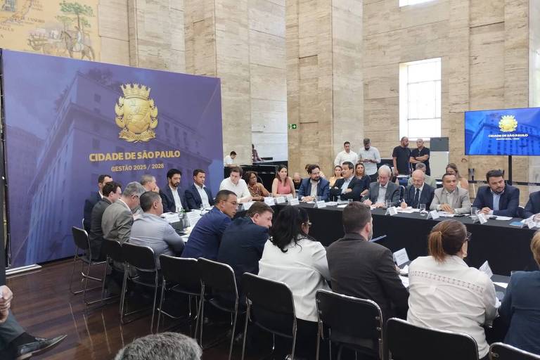 Ricardo Nunes (à esq.) durante reunião com secretários e chefes de órgãos públicos