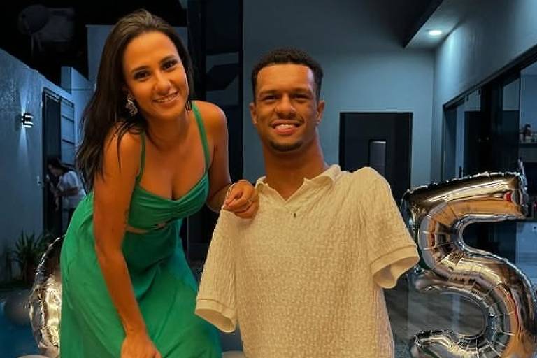 Em foto colorida, casal posa junto para foto comemorando a chegada de 2025