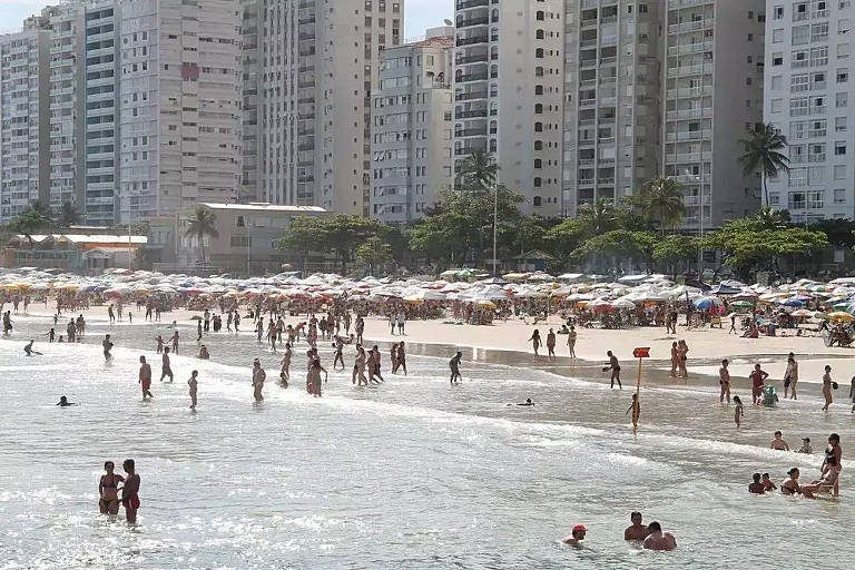 Praia em Guarujá， no litoral de São Paulo
