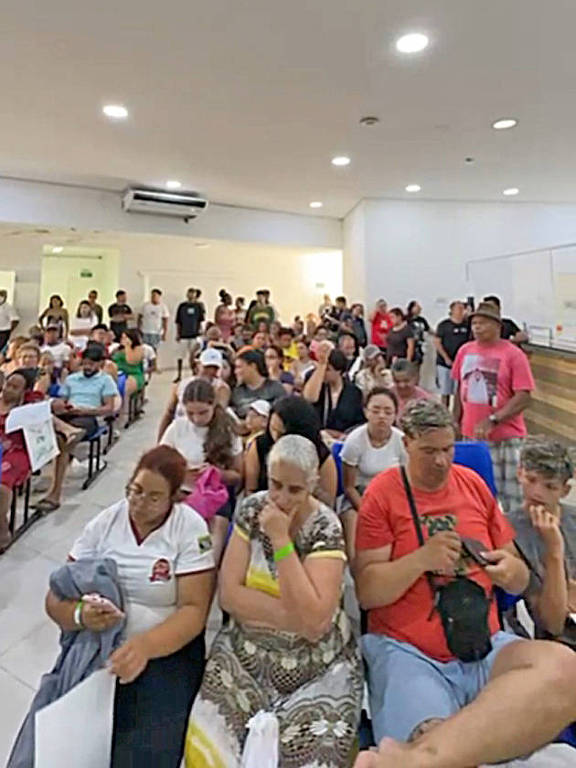 Pessoas esperam atendimento na UPA Rodoviária， em Guarujá
