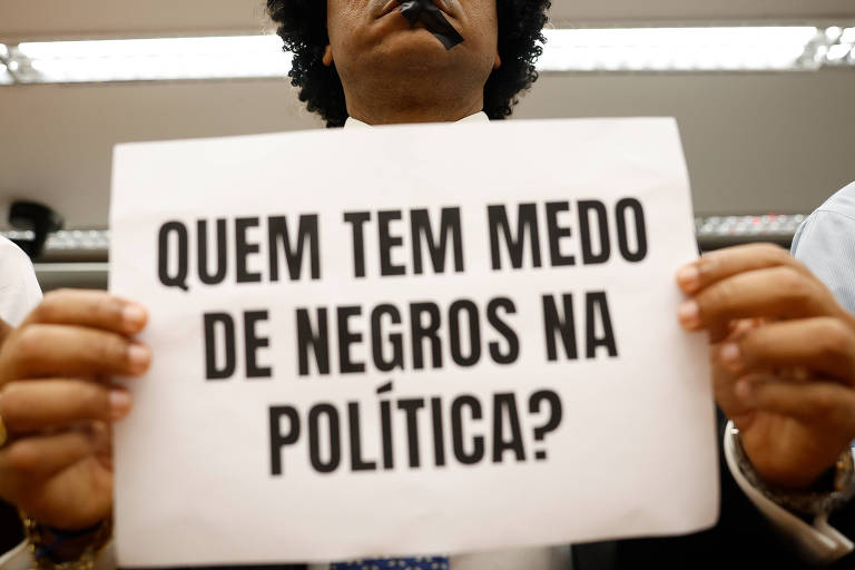 cartaz em que se lê quot;Quem tem medo de negros na política?quot;