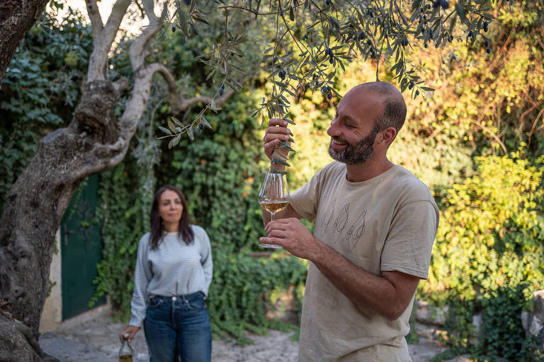 Home segura uma taça de vinho