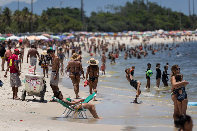 Banhistas aproveitam dia de calor na praia do Flamengo， na zona sul do Rio de Janeiro