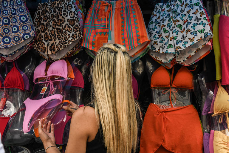Venda de roupas de praia na região da 25 de Março, em São Paulo; ano de 2024 foi o mais quente já registrado no Brasil, apontam dados do Inmet