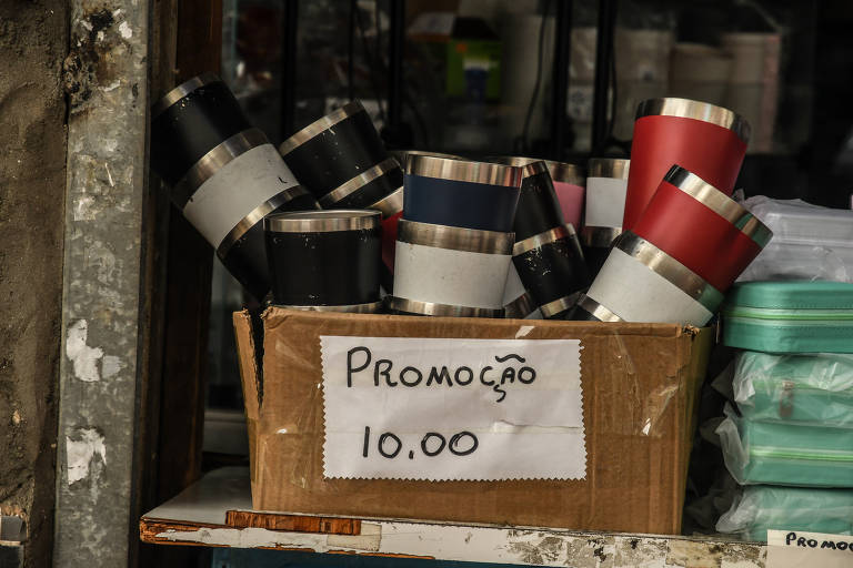 Copos para manter bebida gelada à venda na região da 25 de Março, no centro da capital paulista