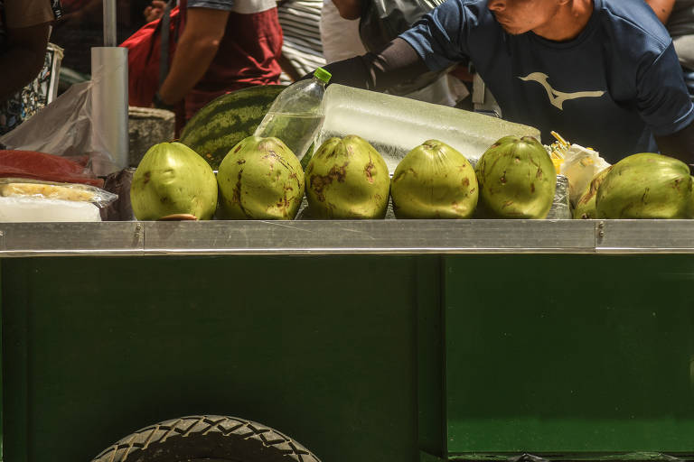 Coco gelado à venda na região da 25 de Março