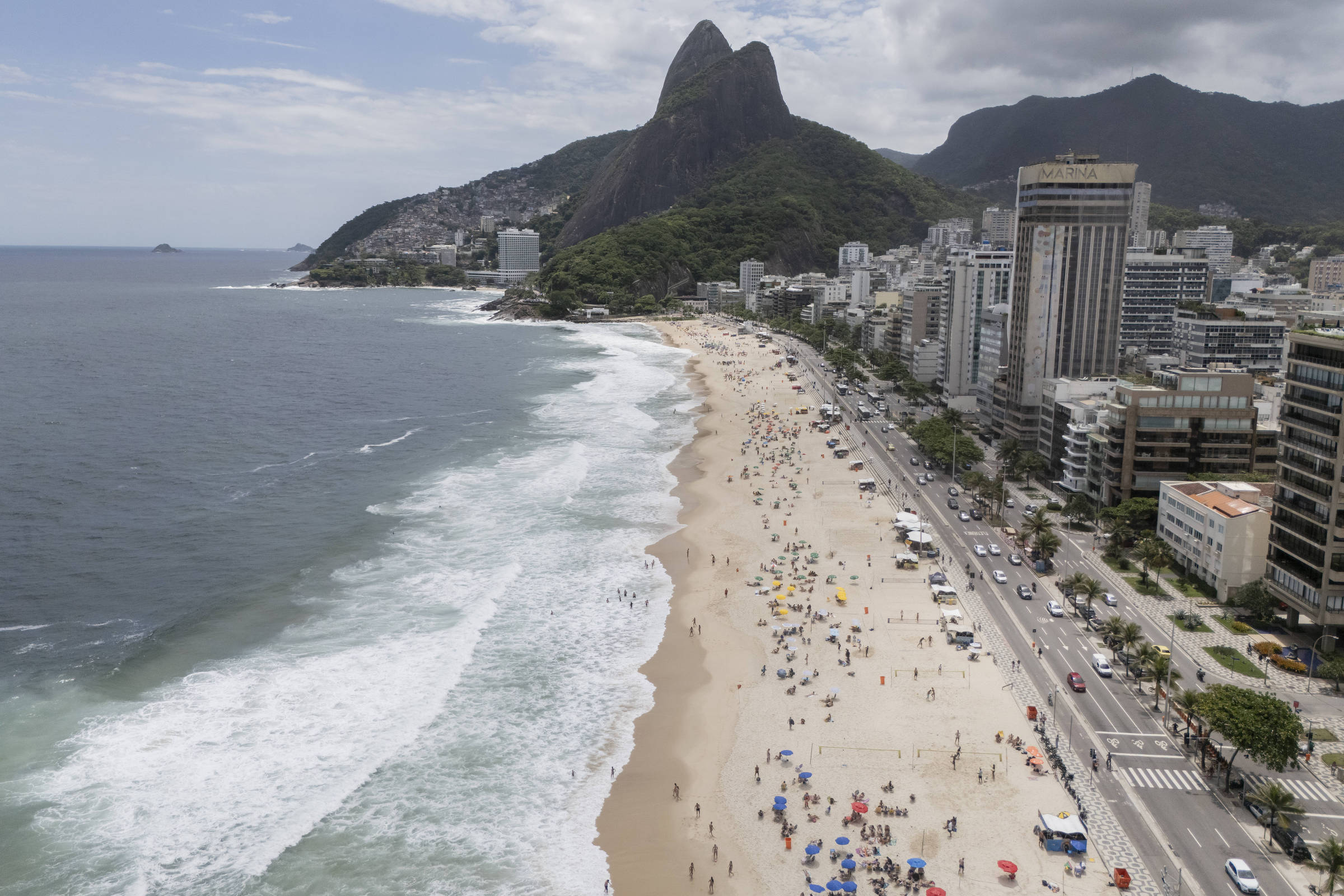 Avanço do mar ameaça praias do RJ com efeitos do aquecimento global