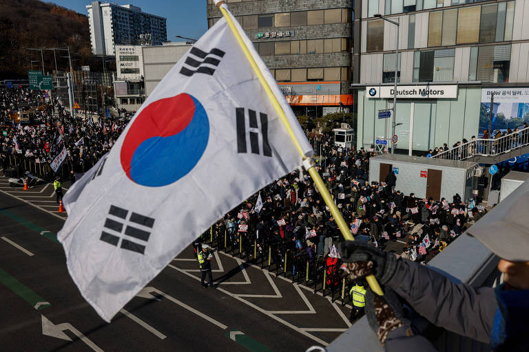 Manifestantes pró-Yoon protestam em local próximo à residência do presidente afastado da Coreia do Sul