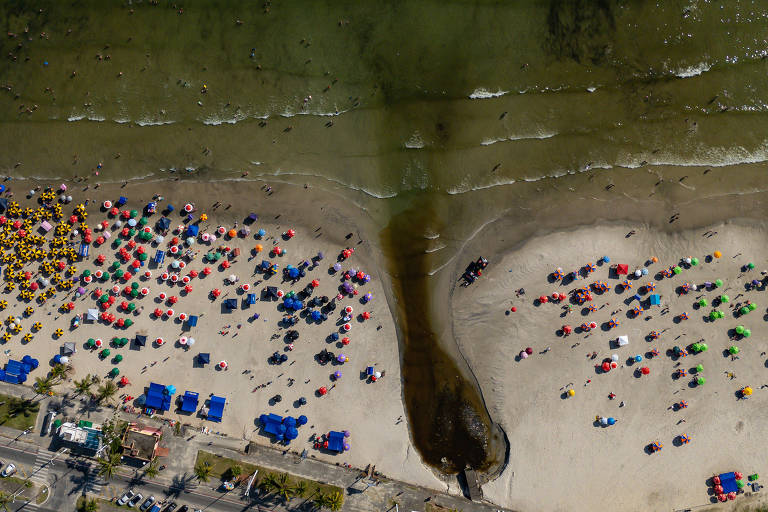 Vista aérea da praia da Enseada， no Guarujá (litoral paulista)， onde um surto de virose manda moradores e turistas para a privada com vômitos e diarreia