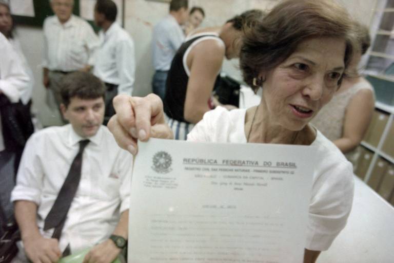 Eunice Paiva vivia como dona de casa de classe média quando o marido desapareceu. Posteriormente, se tornou uma advogada de renome internacional da causa indígena