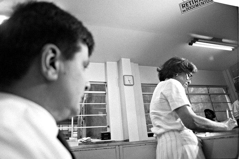Eunice Paiva, acompanhada do filho Marcelo Rubens Paiva, no Primeiro Cartório do Sub-Distrito da Sé, em São Paulo, em 1996