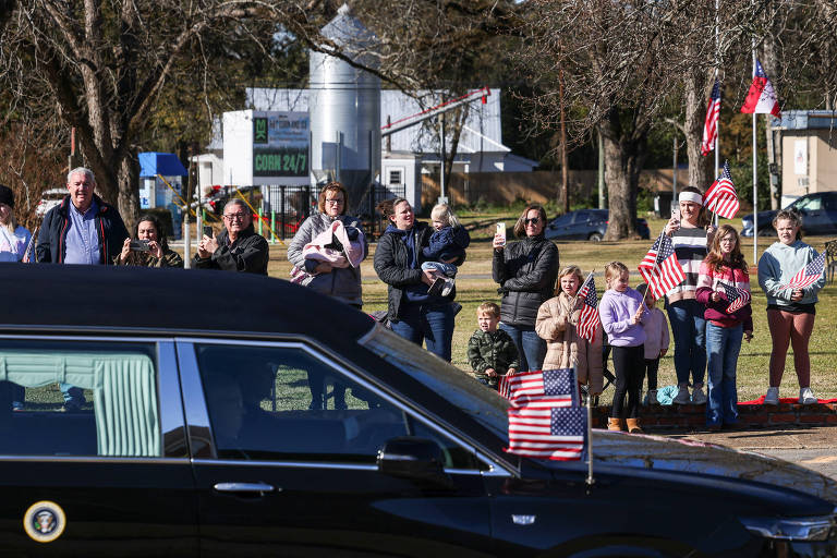 Carro fúnebre transporta o caixão do ex-presidente americano Jimmy Carter