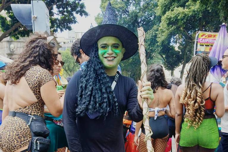 Yale Prado， 32， com fantasia de Elphaba， bruxa do filme Wicked