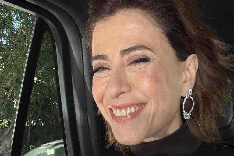 A atriz Fernanda Torres em foto a caminho do Globo de Ouro