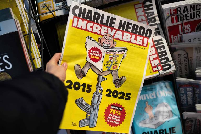 A capa da edição especial do semanário francês Charlie Hebdo， dez anos após atentado de radicais islâmicos que mataram 12 pessoas na Redação do jornal