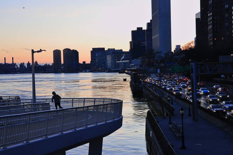 Vista do East River (rio do Leste) e do congestionamento na avenida Franklin Delano Roosevelt, na parte leste de Manhattan, durante o primeiro dia de cobrança de pedágio urbano
