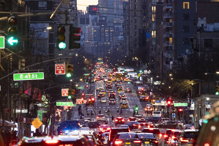 Congestionamento na Segunda avenida da ilha de Manhattan durante o primeiro dia de cobrança de pedágio urbano