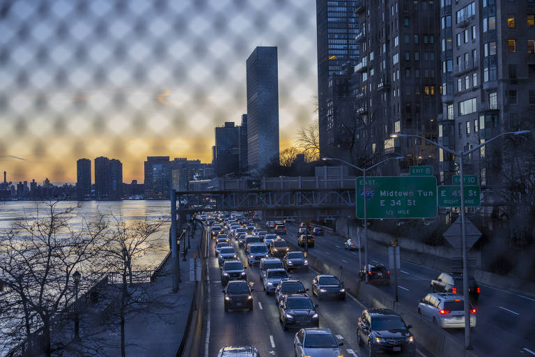 Congestionamento na avenida Franklin Delano Roosevelt, na parte leste de Manhattan, durante o primeiro dia de cobrança de pedágio urbano