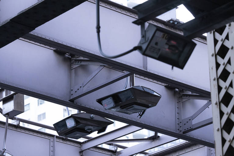 Sistema de monitoramento eletrônico de tráfego que faz a cobrança de pedágio urbano. Equipamento está instalado na ponte Queensboro, que liga a ilha de Manhattan ao distrito do Queens