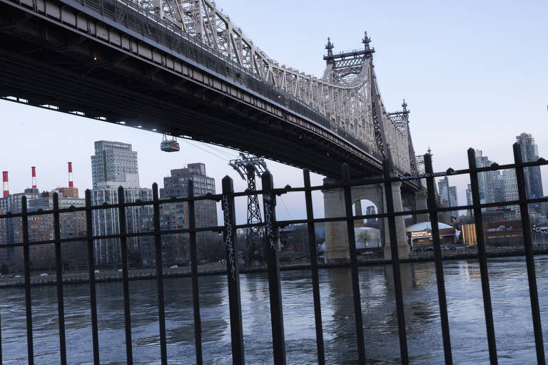 A ponte Queensboro, que liga a ilha de Manhattan ao distrito do Queens sobre o East River (rio do Leste). Local é um dos pontos onde estão instalados os sistemas de monitoramento eletrônico que fazem a cobrança de pedágio urbano