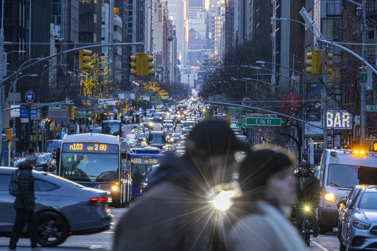 Congestionamento na Terceira avenida da ilha de Manhattan durante o primeiro dia de cobrança de pedágio urbano