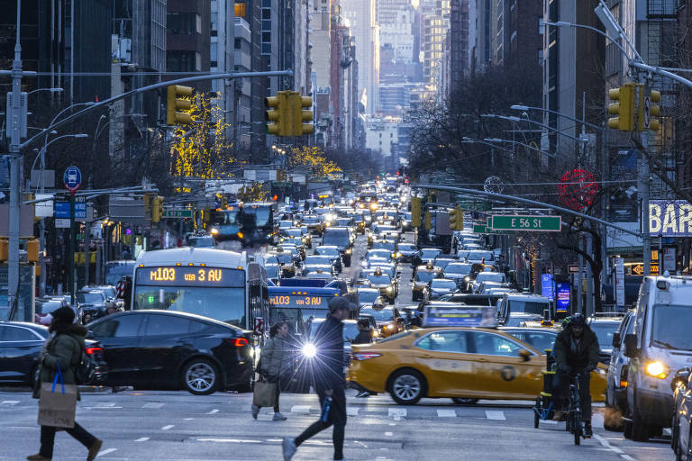 Congestionamento na Terceira avenida da ilha de Manhattan durante o primeiro dia de cobrança de pedágio urbano