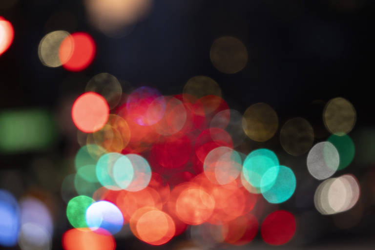 Fotografia desfocada mostra luzes no congestionamento da Segunda avenida da ilha de Manhattan durante o primeiro dia de cobrança de pedágio urbano