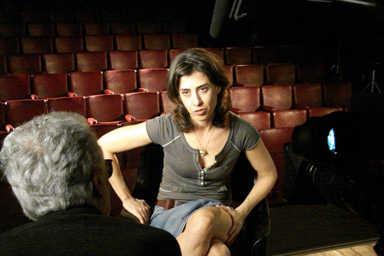 Atriz Fernanda Torres em frente a Eduardo Coutinho em 'Jogo de Cena', documentário dirigido pelo diretor