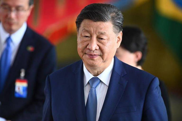 Xi Jinping caminhando， acompanhado por outras pessoas
