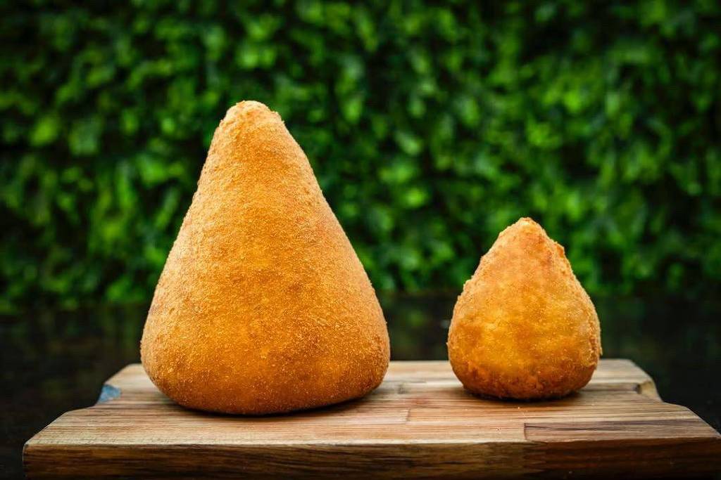 Roteiro para fãs de coxinha tem rodízio, versão de um quilo e recheada de morango ou pernil