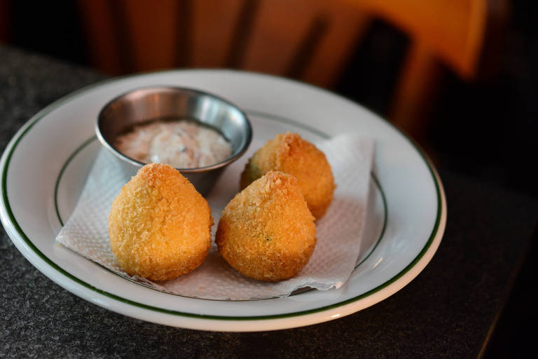 Coxinha de galinha caipira com queijo do norte e molho aioli de limão do Flora Bar