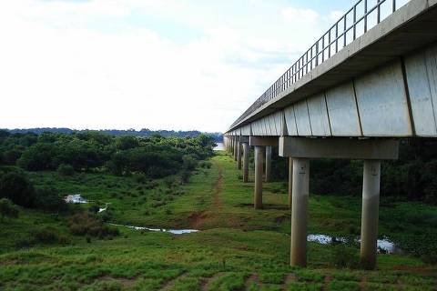 Ponte sobre o rio Uruguai liga o município brasileiro de São Borja, no Rio Grande do Sul, até a cidade argentina de Santo Tomé