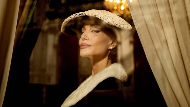 A atriz Angelina Jolie em cena do filme 039;Maria Callas039;， de Pablo Larraín