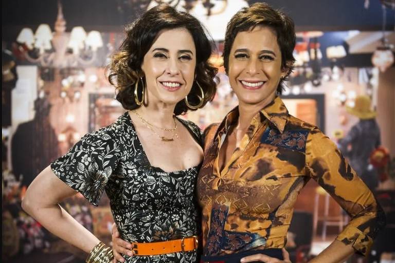 Em foto colorida, duas mulheres posam juntas 