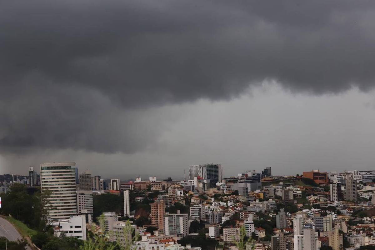 Toda cidade de SP entra em estado de atenção para alagamentos neste domingo (26)