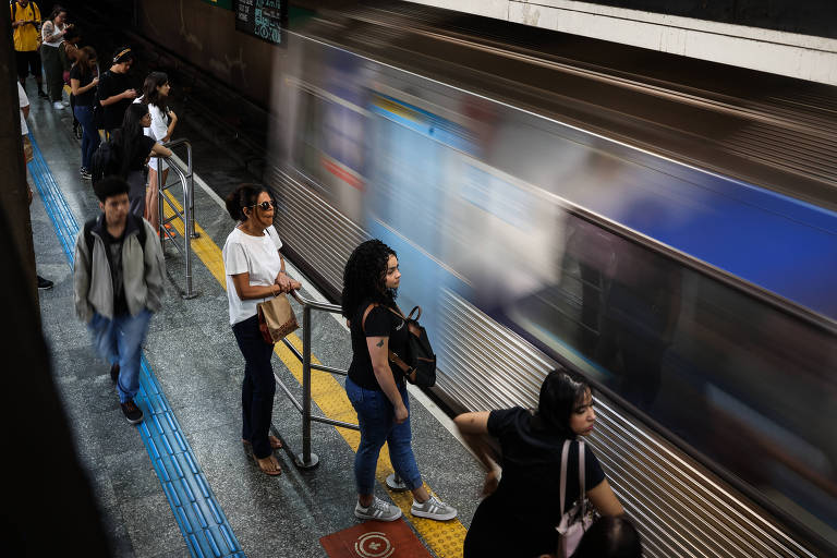 Passageiros na estação Ana Rosa, da linha Azul do metrô de São Paulo