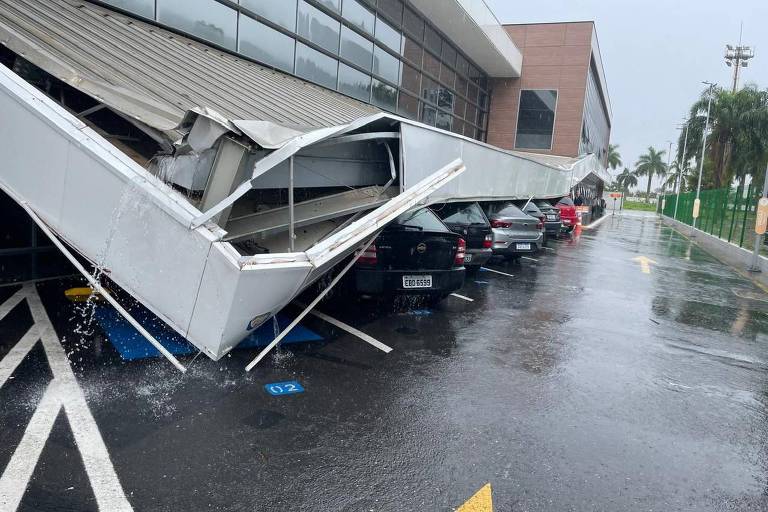 Marquise de supermercado caída sobre aproximadamente seis carros durante chuva