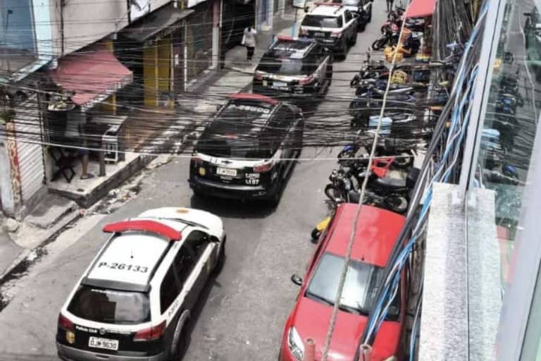 Fila de viaturas na favela de Paraisópolis