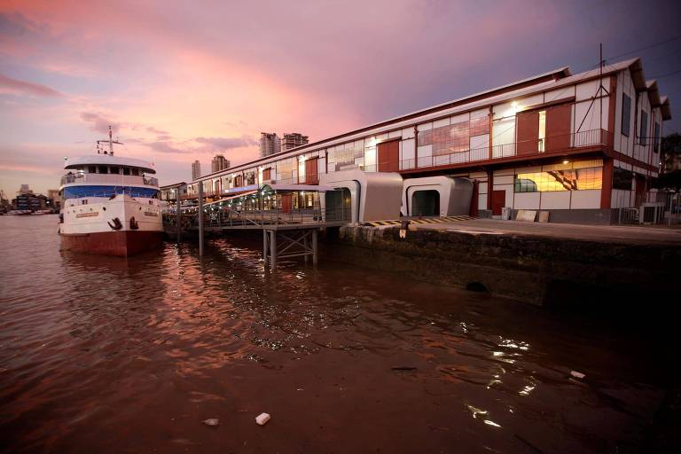 Barco atracado em terminal